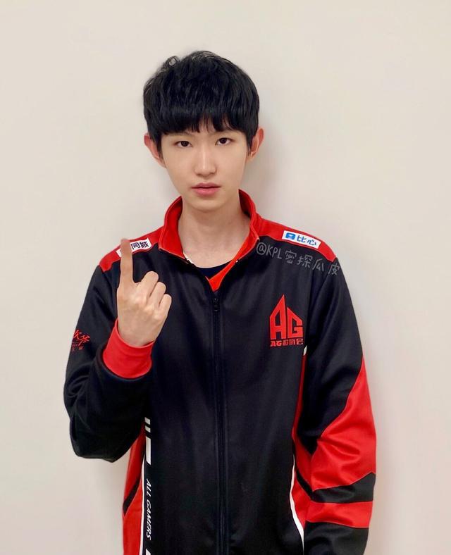 誰是王者榮耀最強職業(yè)選手？貓神一諾fly均上榜他更該有姓名(圖2)