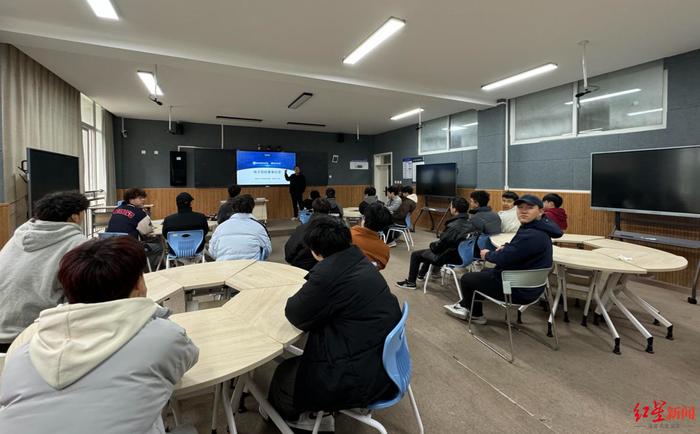 四川一高校電競(jìng)專業(yè)：開設(shè)兩年多招生60余人(圖2)