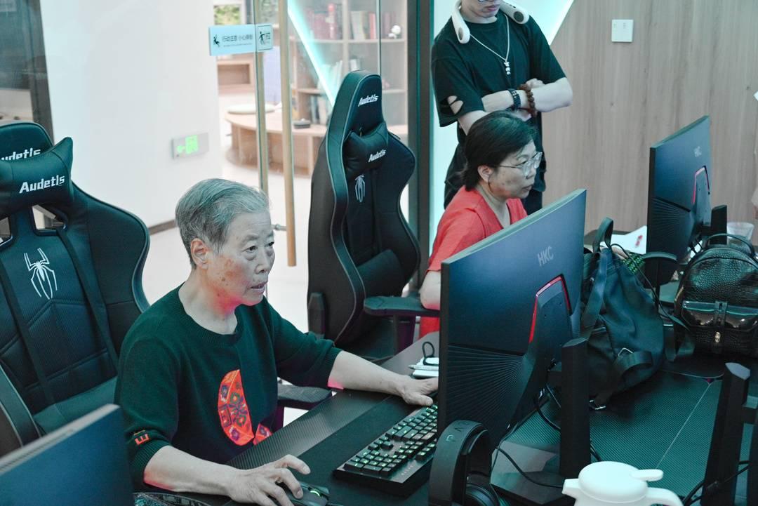 最大年齡77歲 “爺奶輩電競(jìng)戰(zhàn)隊(duì)”來了！網(wǎng)友：你永遠(yuǎn)不知道坐在電腦對(duì)面的是誰(圖2)