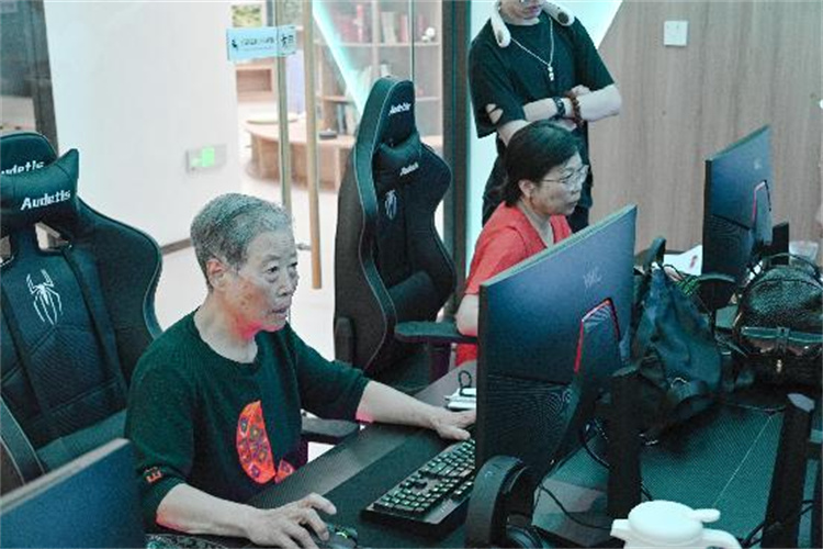 成都青羊：活到老、學(xué)到老65歲+老人充滿朝氣與活力