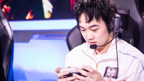 Faker再次祝賀Uzi進入名人堂直言得知他退役自己很難過